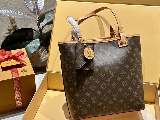 LV 中古tote 配送零钱包挂件 这款是属于冷门包 最近有很多博主都背 突然就火起来了 尺寸 28cm