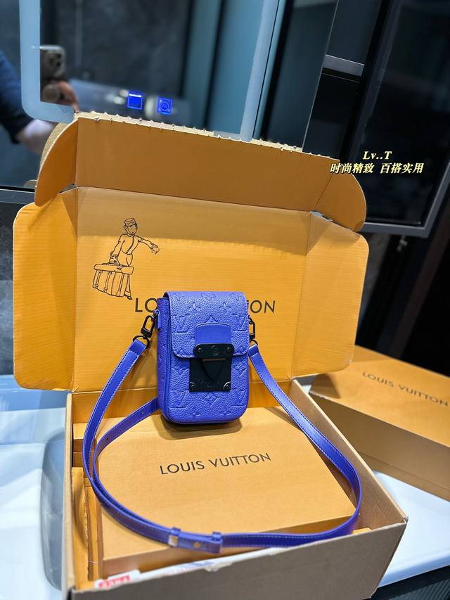 LV DOUBLE PHONE POUCH手机包设计最初是为了防盗，却恰巧成了Iv的经典，老花可能更偏女性化一些，后来又推出了适合男. 生背的黑花，下面就给大家