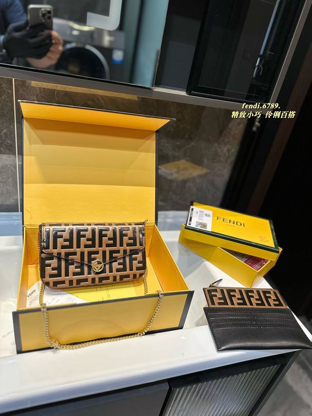 礼盒包装 芬迪 Fendi 三件套 压花法棍限量款链条包 实用耐久的 Canvas 格纹水桶包 采用黄麻与棉混纺材质防水麻料 顶部皮革提柄四季必备 林心如等各大