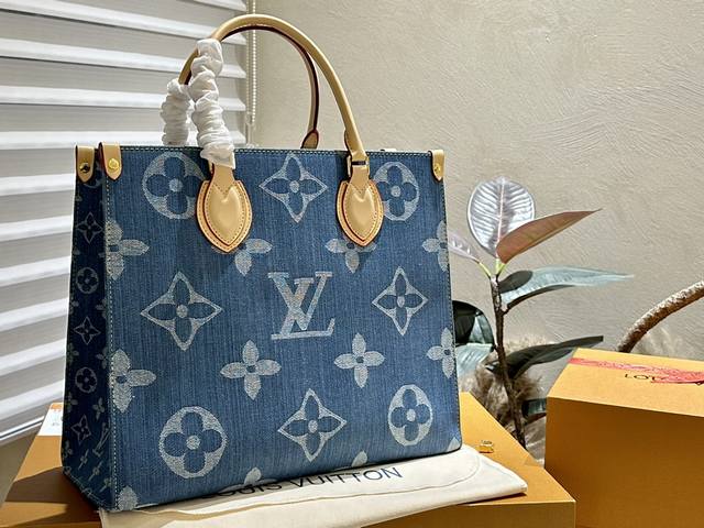 LV Onthego 丹宁老花 丛林包 时尚托特包 牛仔 折叠礼盒 原单品质 Lv A B面喷绘 onthego妈咪袋 性价比之王这是一款超赞的包型，灵感来自于