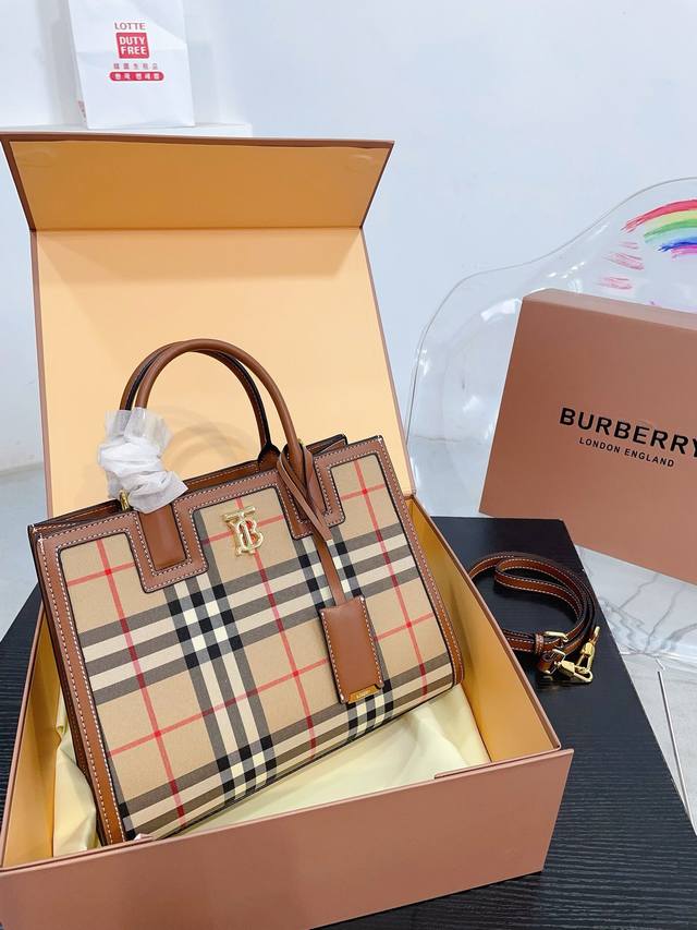 折叠礼盒 Burberry 博柏丽 Frances 柔美淡雅的 Frances手提包幽 巴宝莉 选用帆布拼小牛皮面料打造，包身轻巧有型又有质感，装饰Thomas