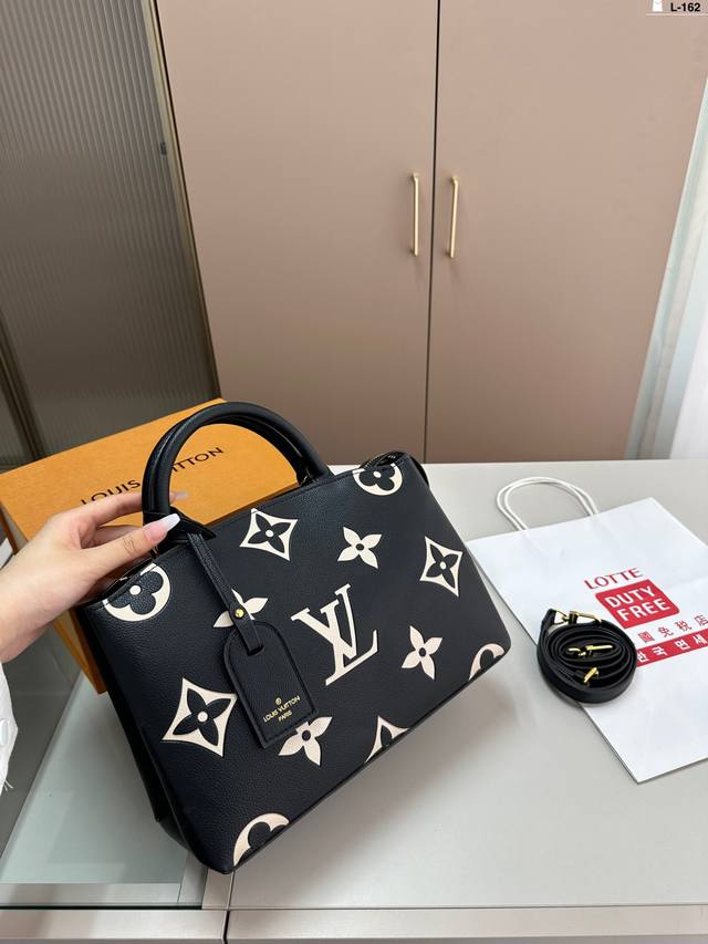 LV Petit Palais蒙田包 LV中古手提包 耐看精致并超级能装 无敌能装最能装 日常出门 必要的都可以装下 L-162 尺寸30.12.20 折叠盒