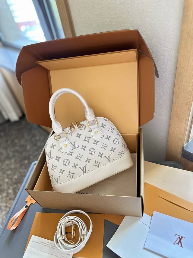 礼盒包装 Lv lv alma bb老花贝壳包 原版高品质 包包这款Retiro 手袋以标志性的老花面料制成 经典永恒。优雅低调的外形设计和宽敞的包身更加入了实