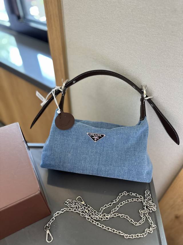 折叠礼盒包装 size: 25*14cm Prada hobo 牛仔 中古腋下包 皮质肩带更复古硬挺一些 多了一份随意和简单，完全的时尚百搭！