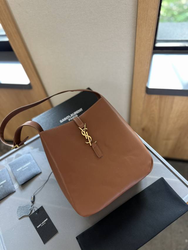 礼盒包装 朴彩英同款ys1腋下包 牛皮最高版本 闭眼入 YSL Hobo腋下 水桶 vsl家当之无愧的入门屋典款 超级耐燥这个皮质真的是我最爱的皮质之一不怕刮牛