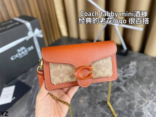 配折叠盒 Coach Tabby 酒神 带有经典标志五金件 其尺寸可妥善存放现金、卡片和一部手机 还配备一个外置插袋 可轻松存取日常物品 全面通用的设计即可作为