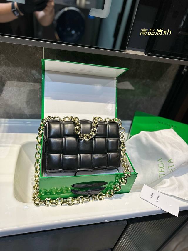 礼盒包装 Bv 链条 单肩 斜挎方块包 BOTTEGA VENETA CASSETTE手袋 材质：油蜡牛皮size：26 16cm