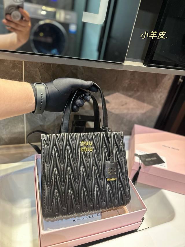 礼盒包装 MiuMiu新品托特手袋，采用进口小羊皮纹面料，华丽Matelasse工艺重释软羊革托特包活力而百搭的都市风廓形，赋予包身纹理质感的工致立体效果，复古