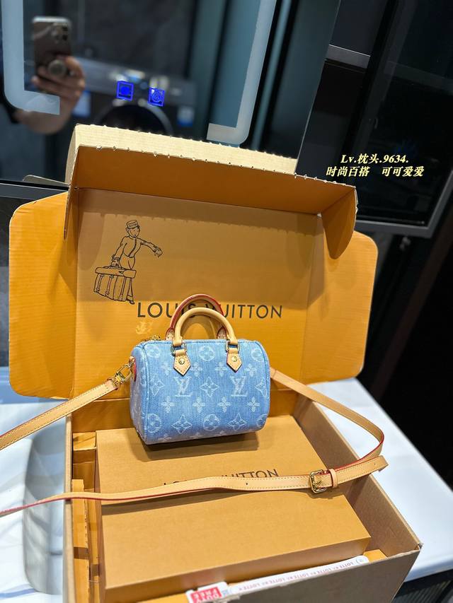 礼盒包装 LV Speedy 枕头16 款Retiro 手袋以标志性的LV老花面料制成，搭配奢华的变色牛皮饰边，经典永恒。优雅低调的外形设计和宽敞的包 全包对花