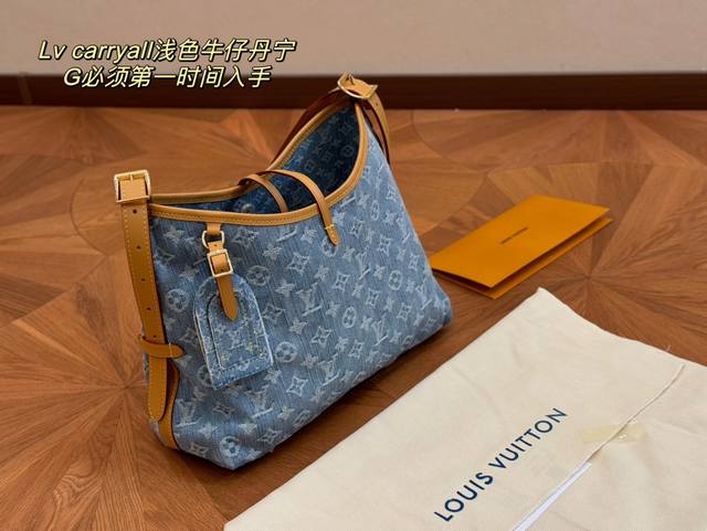 无盒 升级版 size：30*25cm 小 发货实拍感受一下吧 Lv 最强者丹宁牛仔CarryAll， 可爱休闲都ok哈 carryall是真的强！ 内附一只收