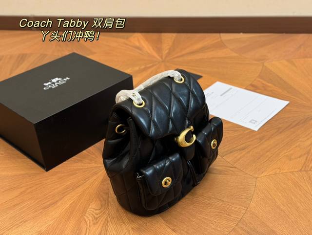 配折叠盒 size：21.20cm 蔻驰 tabby双肩包， 它来咯！经典且带有童趣回忆哦！ 自重轻！强烈推荐 小长假需要一个它！ 搜索coach 双肩包