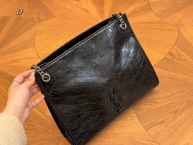 size：33.27cm YSL的niki托特包 niki shopping bag 很不一样杨树林 niki和这款托特确实是别出心裁的设计有种莫名其妙的时髦