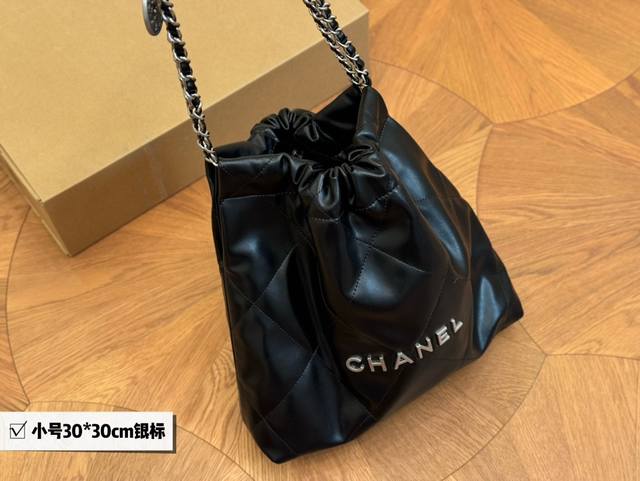 飞机盒 升级版 size：36*40cm 34*34cm 30cm 太好搭配了呜呜呜 chanel 22bag更酷哦！ 升级后皮子摸着更舒服 更雾面哑光一点 软