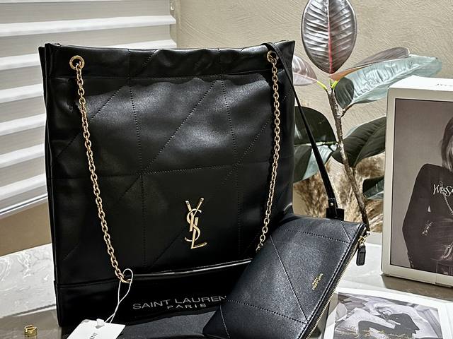 礼盒包装 Ysl “垃圾袋”还能这样背 全新竖版“垃圾袋”，采用小羊皮制作，皮面光滑亮泽细腻手感舒服！一款集慵懒 洒脱精致为一体的Handbag功能性超高又很好