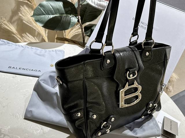 礼盒包装 配长肩带 巴黎世家新款Balenciaga 柔软的大廓形包包 Tote 上身慵懒感立刻get、 真的很喜欢又方便又酷的超实用大包 牛皮品质 尺寸30