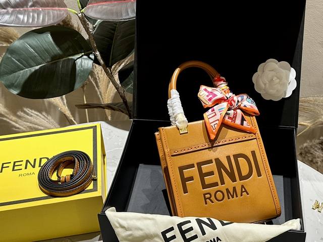 原单 折叠礼盒 送丝巾 Fendi 24年新款Sunshine迷你托特包 Fendi Sunshine家族又添新成员啦 这款也属于新款的琴谱包 比之前老款的琴谱