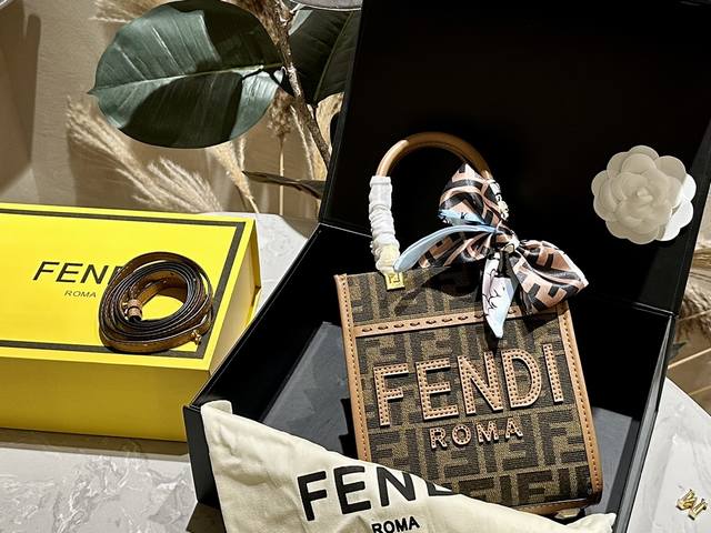 原单 折叠礼盒 送丝巾 Fendi 24年新款Sunshine迷你托特包 Fendi Sunshine家族又添新成员啦 这款也属于新款的琴谱包 比之前老款的琴谱