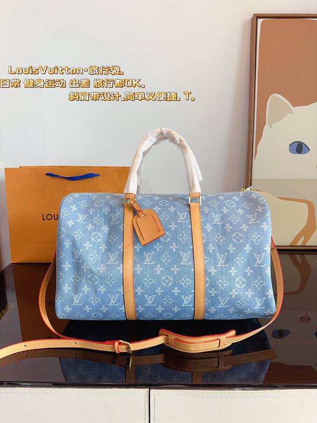 LV 路易威登联名款keepall 斜跨包旅行包 一只帅气能装的旅行袋 时尚爆发款火热来袭 经典设计大气可观男女通用款 包包采用原版皮质 超级厚实 耐磨 耐用原