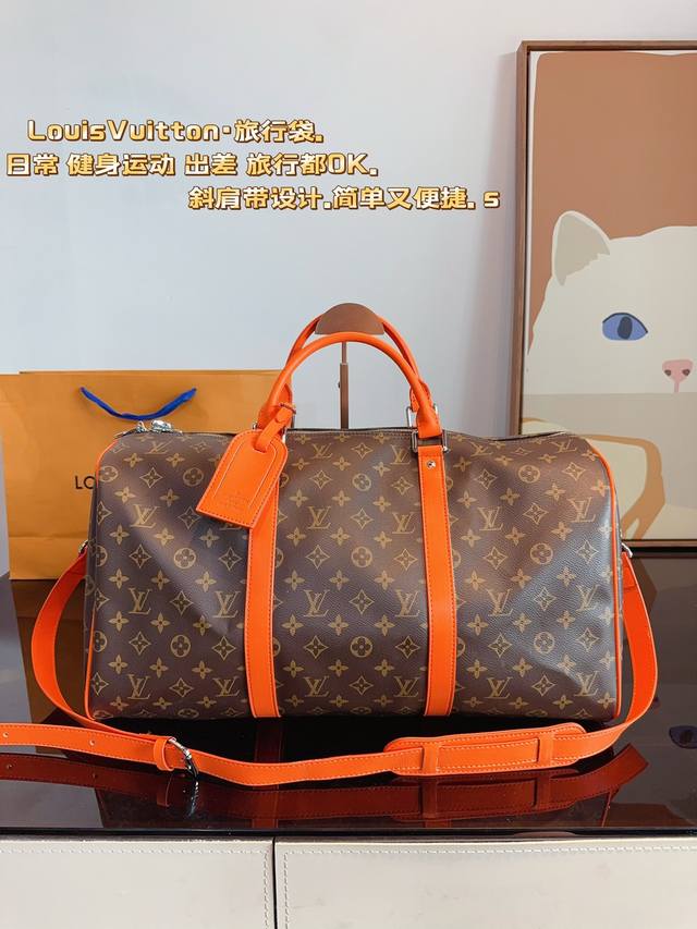 LV 路易威登联名款keepall 斜跨包旅行包 一只帅气能装的旅行袋 时尚爆发款火热来袭 经典设计大气可观男女通用款 包包采用原版皮质 超级厚实 耐磨 耐用原