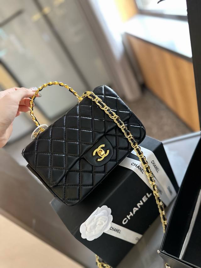 折叠礼盒 Chanel 24s 手柄大Mini Handle 这季手柄跟以往不一样，金属装饰是加分项， 更加精致复古，容量一如既往的够用，可以放手机 團 日常琐