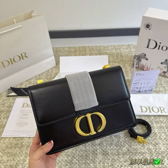 折叠盒 DIOR Camp新款蒙田包 采用专柜御用皮料 早在上世纪六十年代就在巴黎时装周里掀起热潮 不同的是如今大家伙儿的时髦态度已经融入生活 身背老花单品行走