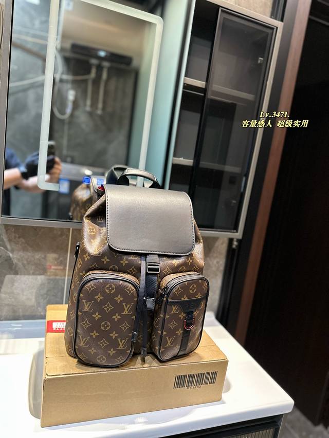 LV 男士双肩包 大容量 度假旅行必备 时尚达人必备单品之一 实物绝对惊艳到你尺寸32.39