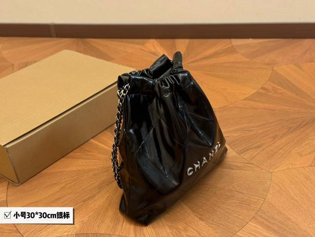 飞机盒 升级版 size：36*40cm 34*34cm 30cm 太好搭配了呜呜呜 chanel 22bag更酷哦！ 升级后皮子摸着更舒服 更雾面哑光一点 软