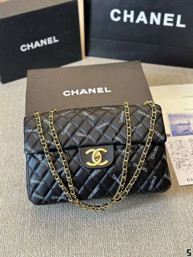 CHANEL黑金字母中古贝嫂包 双链条的设计 可以根据自己的喜好 单肩 手提 斜跨 标志性的双C金色大1ogo 复古有质感 容量很大 放文件 ipad 书本都没