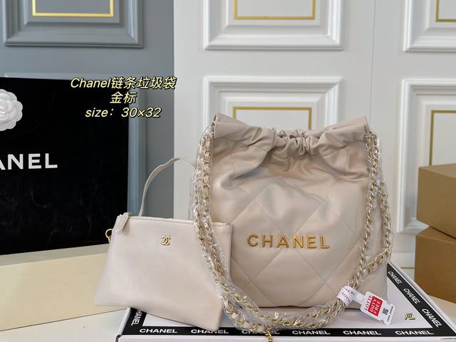 飞机盒 size：30×32 Chanel香奈儿链条款垃圾袋 又可爱又精致，手感超级好 不仅好看实用，单肩斜挎都～ 随性又时髦，香香粉必入