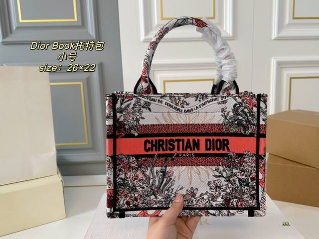 小号 折叠盒 size：26×22 小号 Dior 迪奥Book tote 老虎托特包 全面包身布满精致刺绣 立体的全刺绣具有纹理感～ 浮雕效果细腻美观，辨识度