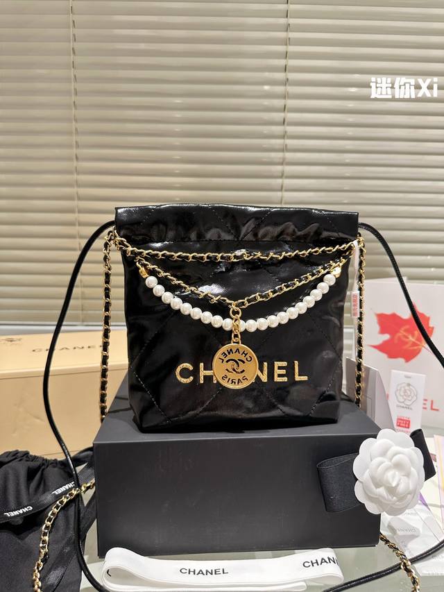 飞机盒折叠礼盒 chanel 2023ss迷你垃圾袋#大爆款预测 天呐chanel mini垃圾袋也太美了叭颐 还多了一串珍珠 预测下一个大爆款翻 好想拥有 #