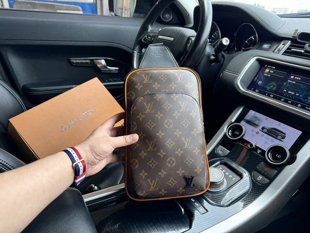 高端货 新款 “Louis Vuitton”lv胸包 Avenve 路易威登 单肩包 此款 Damier Graphite 帆布面料的 Avenue 单肩包是都