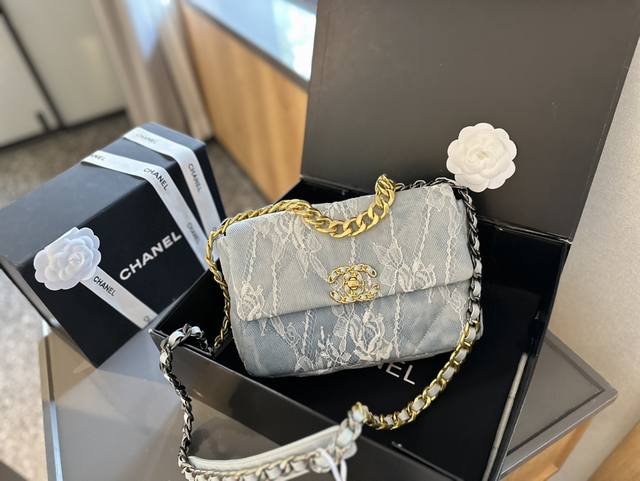 蕾丝 折叠礼盒包装 Chanel 限定蕾丝19 最近好多明星都在背Chanel 19 这款包是由老佛爷Karl Lagerfeld和Chanel现任创意总监Vi