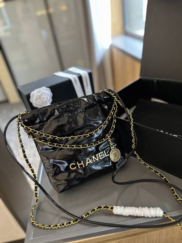 漆皮 礼盒包装 CHANEL 新款 漆皮 22BAG 以数字命名的“垃圾袋” 2021 年10 月，Chanel 品牌艺术总监Virginie Viard在20