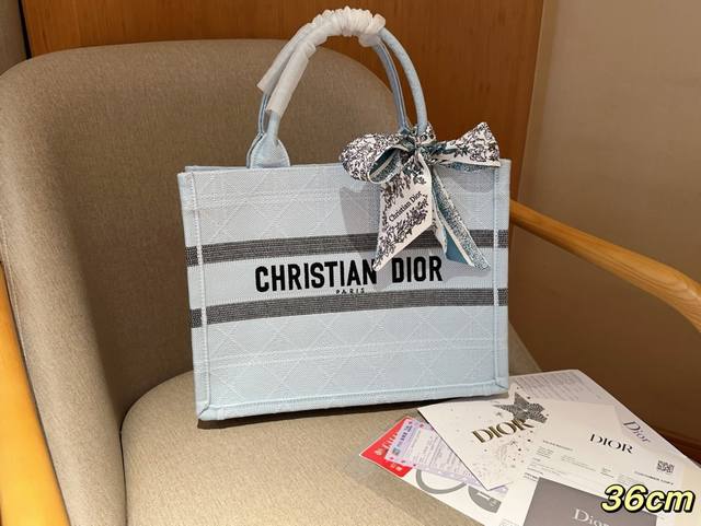 高版本配送丝巾 Dior 迪奥 顶级天蓝色酒椰草藤格纹 托特包book tote 尺寸36cm 礼盒包装