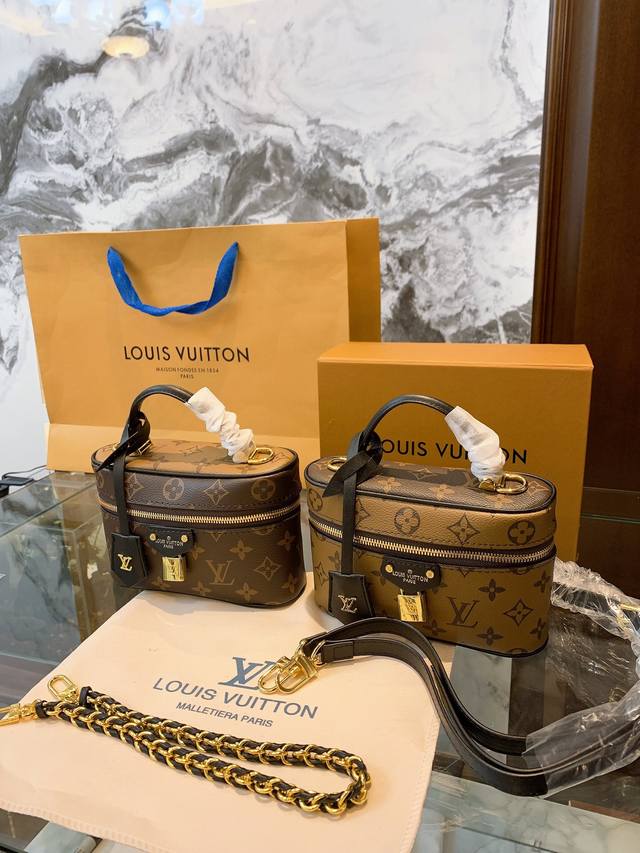 Lv Vanity 老花系列 化妆箱 ” 造型设计感强烈的化妆箱链条包。 采用标志性的L箱包元素，尽显浓烈的复古情怀色调。灵活运用拼色风格，金属与皮质编织糅合的