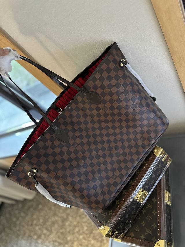 变色皮 折叠礼盒包装 原单Lv Neverfull 购物袋！入门级的款式哦！绝对的终身款！此物经典不言而喻！街拍和实用都是非常nb的选择！大家拿到后可以感受下，