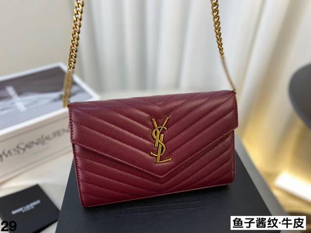 配全套包装 YSL Woc鱼子酱信封包 链条可以调节成斜挎背、单肩、腋下背 鱼子酱皮的颗粒感 肉眼看起来很强 摸起来却很丝滑舒服 包包内侧有很多卡位适合放卡 低