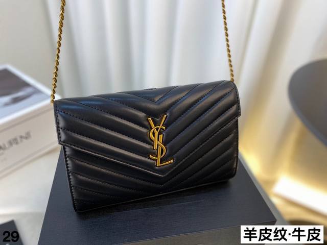 配全套包装 YSL Woc羊皮纹信封包 链条可以调节成斜挎背、单肩、腋下背 鱼子酱皮的颗粒感 肉眼看起来很强 摸起来却很丝滑舒服 包包内侧有很多卡位适合放卡 低