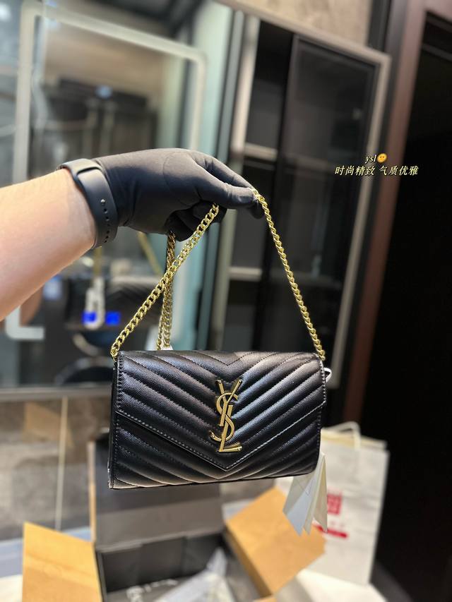 礼盒包装 YSL WOC链条包信封包ysI家当之无愧的入门经典款 超级耐燥这个皮质真的是我最爱的皮质之一不怕刮牛皮的纹理也有质感 相比金链我更喜欢链非常耐看 链