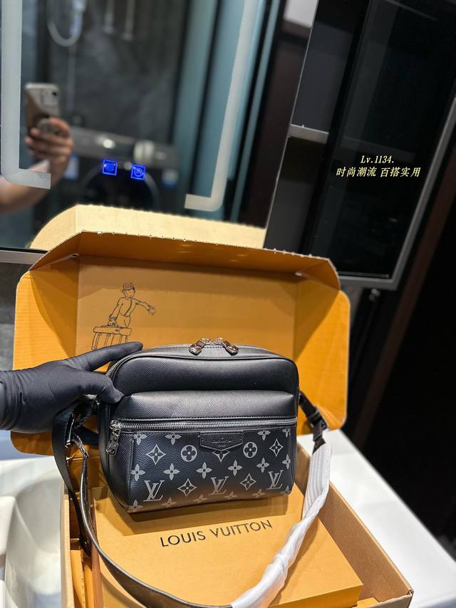 折叠礼盒 Lv OUTDOOR邮差包 规格:L26.0xH20.0xW10.5cm 男包推荐~Iv outdoor邮差包害 通勤包必备款，真的很推荐这款，可以斜