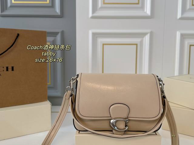 飞机盒 size:26×16 COACH蔻驰tabby酒神链条包 新品油蜡皮清冷高级感 皮质触感软软的很舒服 可以腋下背也可斜挎背 一眼就爱上 甜酷女孩必备