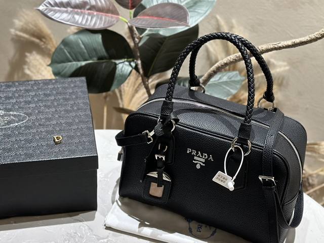 礼盒包装 Prada 普拉达 新品 保龄球手袋 可手提 可斜挎 尺寸30*20cm 不限制年龄段哦！