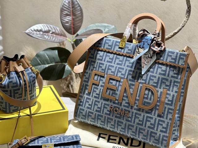 送丝巾 Fendi 丹宁牛仔托特包Tote 好看又酷炫的芬迪包包，Logo的设计。 FENDI托特包“阳光手提袋” 字母蛇皮LOGO手工缝线设计，玳瑁双手柄是整