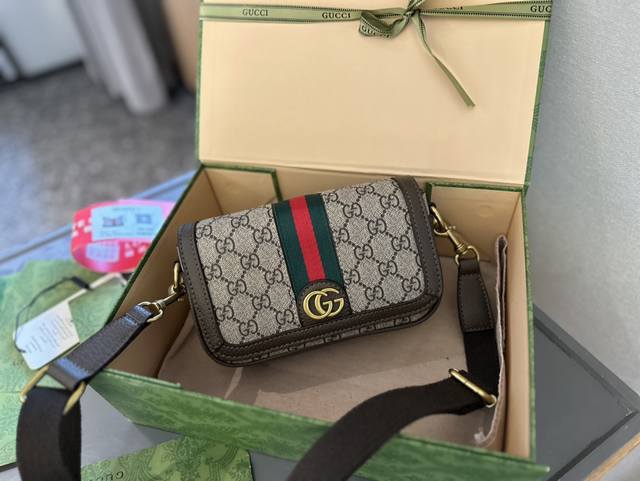 礼盒包装 Gucci 24ss马鞍包，看了很难不爱 Gucci 24ss Marmont 马鞍包 这个款复古韵味特别浓，对版五金原版内里！上身效果也超赞，很难不