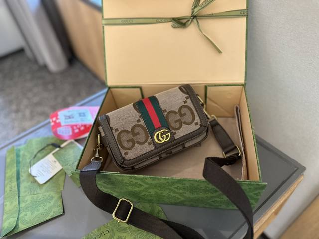 礼盒包装 Gucci 24ss马鞍包，看了很难不爱 Gucci 24ss Marmont 马鞍包 这个款复古韵味特别浓，对版五金原版内里！上身效果也超赞，很难不