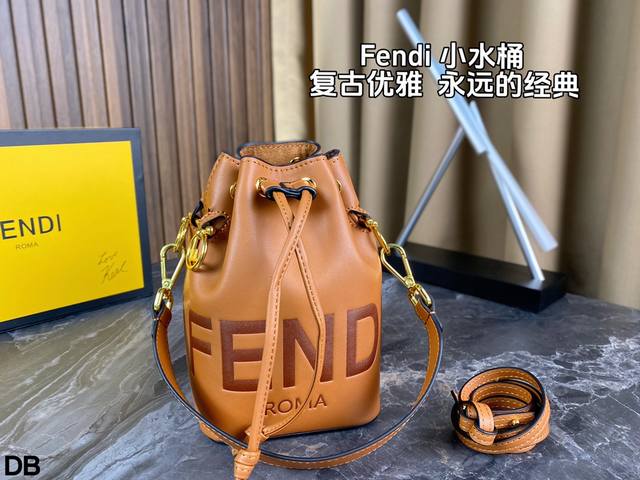 配折叠盒 Fendi Mon Tresor小号水桶包 配有抽绳和FD 金属标志装饰 一长一短两条可拆卸肩带 可单肩背或斜挎！尺寸：12*18.5 配丝巾