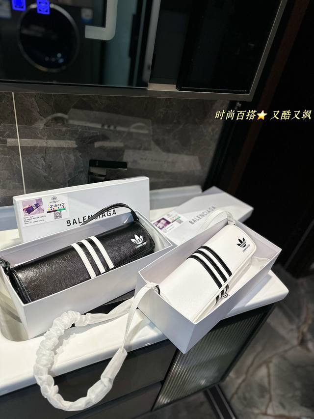 礼盒包装 巴黎世家Balenciaga x Adidas 联名腋下包 继Gucci古驰和adidas 阿迪达斯打造了联名系列，Balenciaga 与 Adid