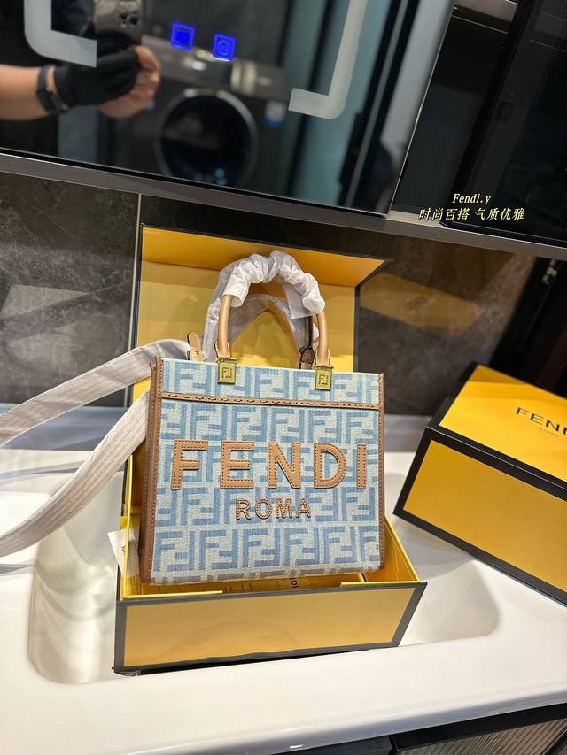 尺寸：小号26*22cm F家 fendi peekabo 购物袋 经典的tote造型！ 但是这款最大的特点： 手提腋下！