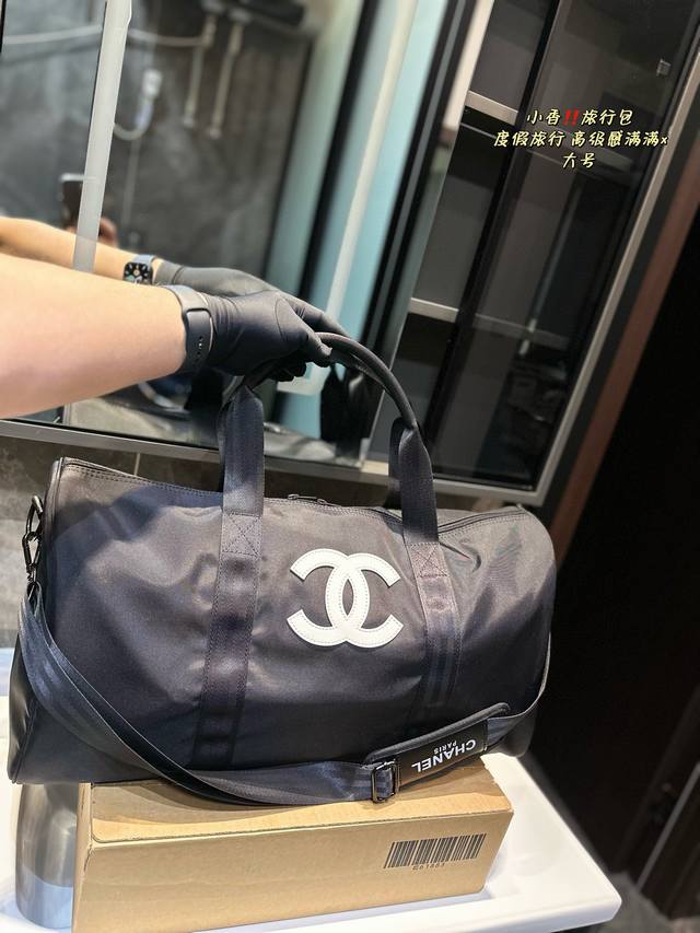 Chanel 新品 最热门的旅行袋！每个明星网红人手一个的节奏！特点是容量巨大！材质也是今年大热的流行元素 简洁的字母设计可以搭配任何颜色的服装造型！关键实用性